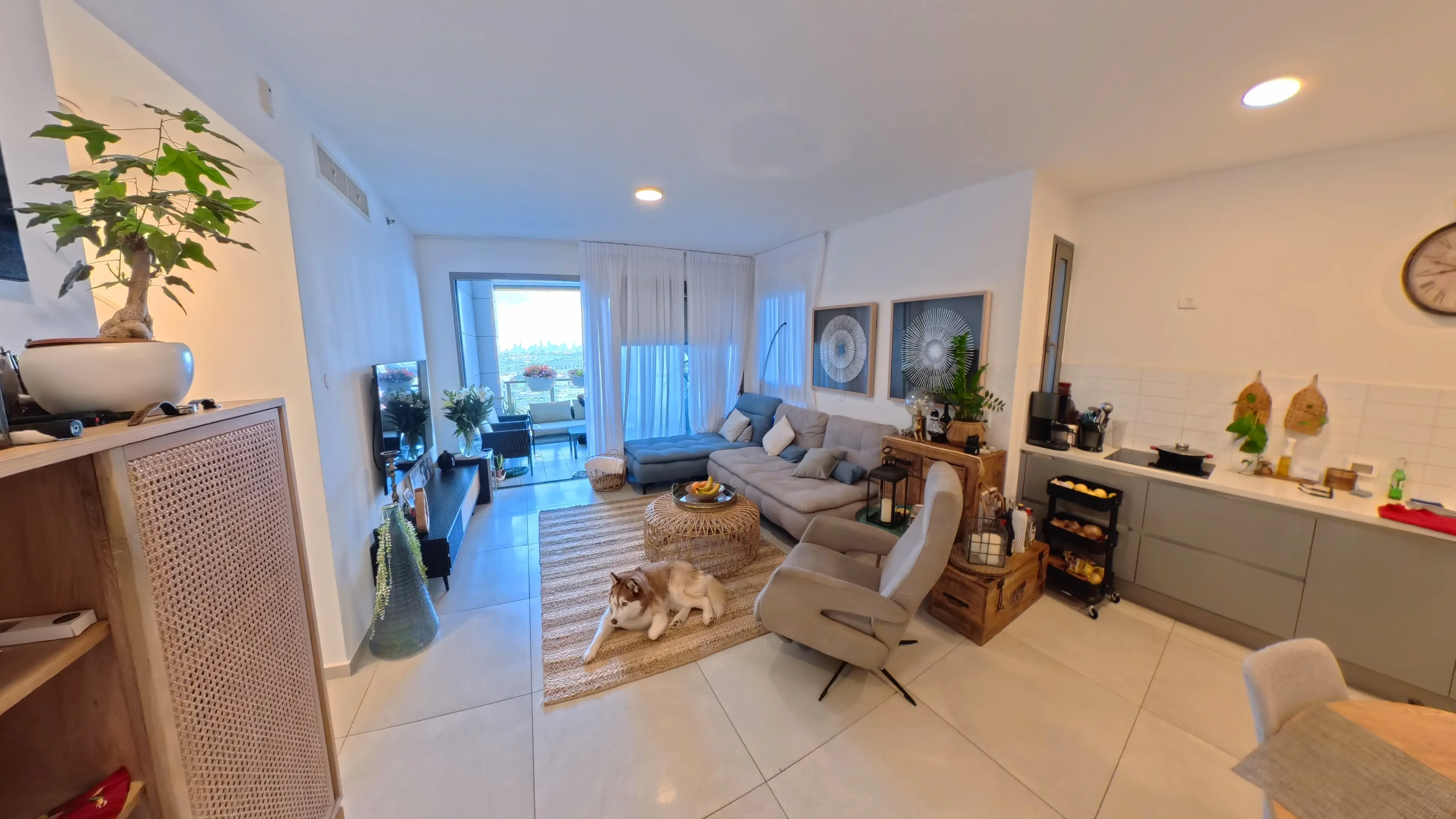 HIGH-FLOOR COASTAL VIEW